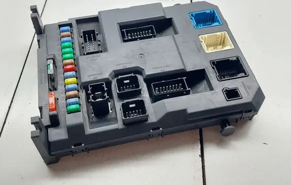 Peugeot 207 Fuse module 9664983180 20095891