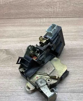 BMW 5 E39 Rear door lock 8166245