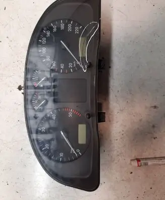 Volkswagen PASSAT B5 Speedometer (instrument cluster) 09051940090