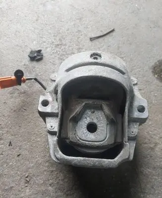 Audi A4 S4 B8 8K Engine mount bracket 8R0199381