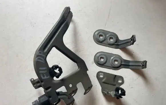 BMW 5 F10 F11 Fender mounting bracket 7183752