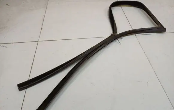 Volvo S60 Rubber seal front coupe door 