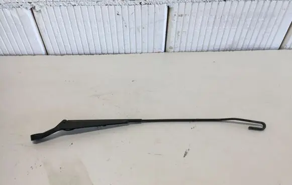 Volkswagen PASSAT B5 Front wiper blade arm