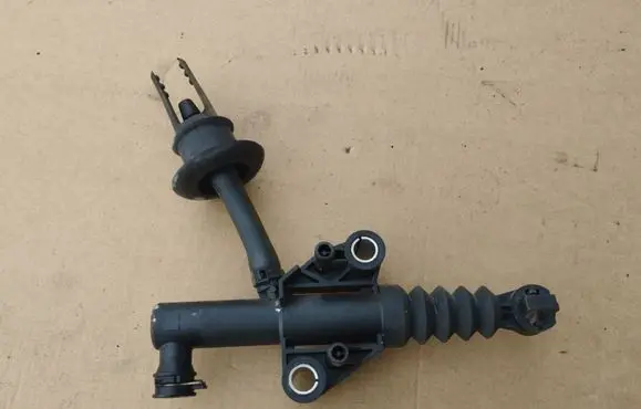 Renault Trafic III (X82) Clutch master cylinder 306108994R