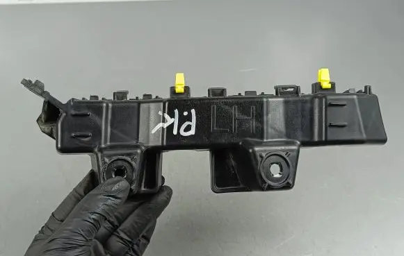 Front bumper mounting bracket