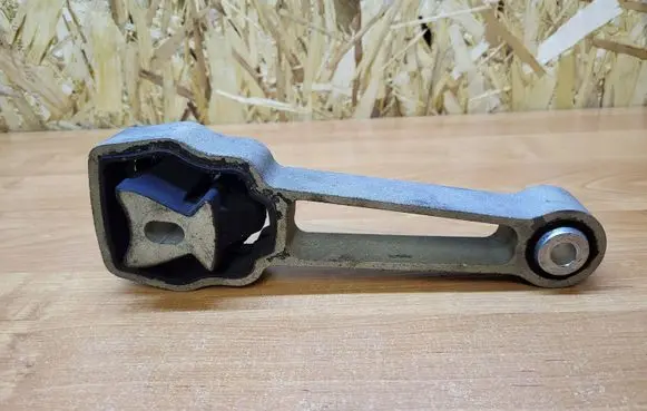Volvo XC70 Engine mount bracket