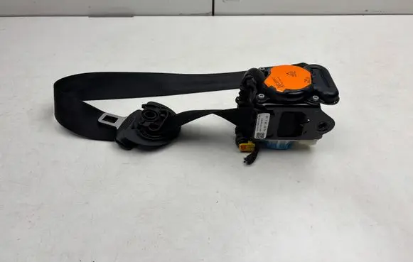 Audi Q3 8U Front seatbelt