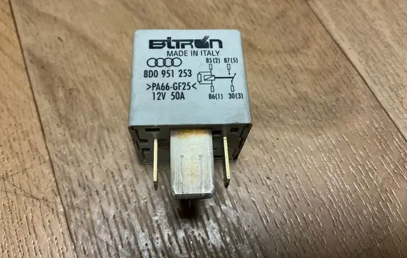 Volkswagen PASSAT B5 Other relay 8D0951253