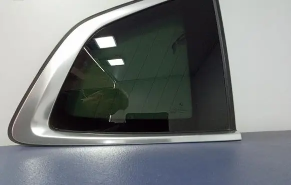 BMW X3 E83 Rear side window 7388828