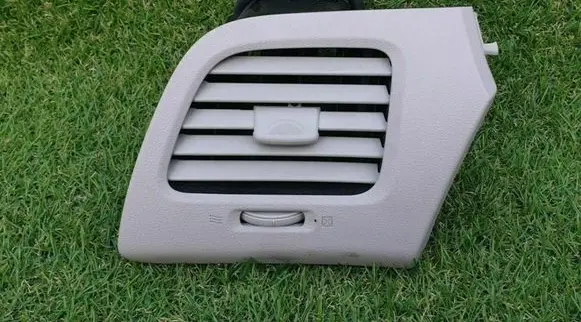 Nissan Leaf I (ZE0) Dash center air vent grill 68760-3NA0A