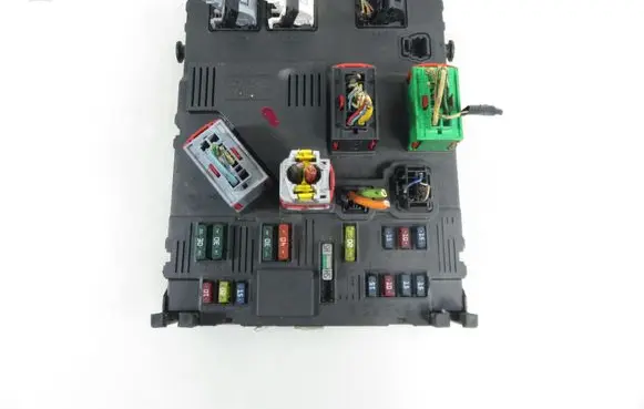 Peugeot 206 Central body control module 9649627980 S118085120A