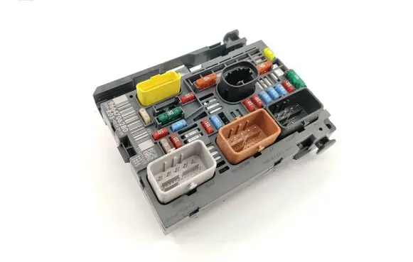 Peugeot 308 Fuse module 9664706280
