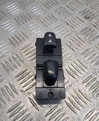 Nissan Qashqai Electric window control switch
