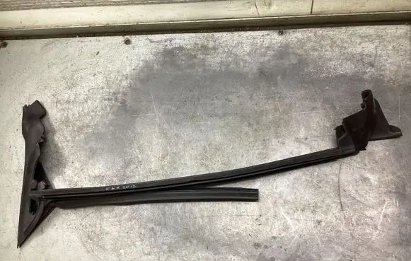 Mercedes-Benz CLS C218 X218 Rubber seal front door window/glass A2187200915