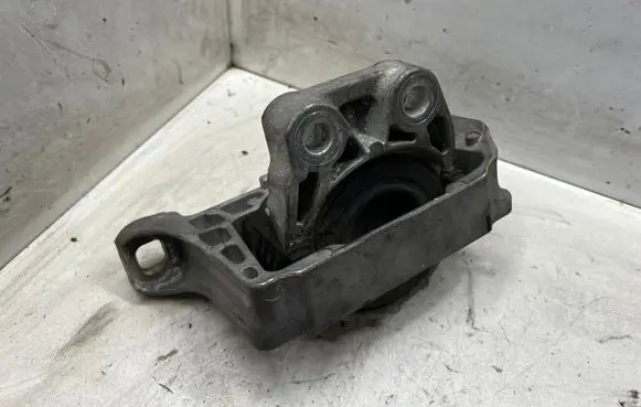Volvo V50 Engine mount bracket