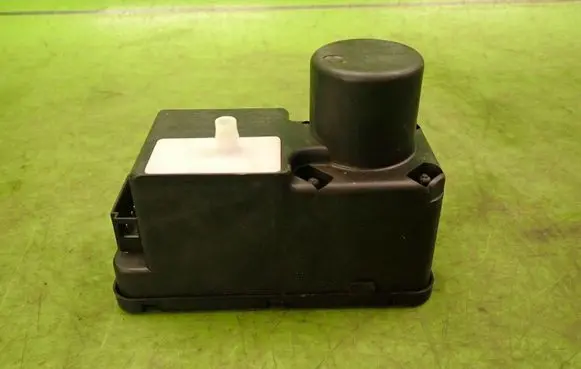 Volkswagen PASSAT B4 Central locking vacuum pump 1H0962257G