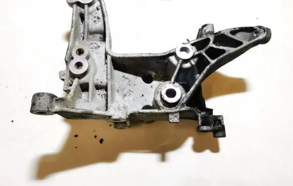 Peugeot 3008 I Engine mounting bracket 9684613880