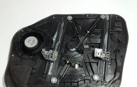 Hyundai Tucson TL Front door manual window regulator 