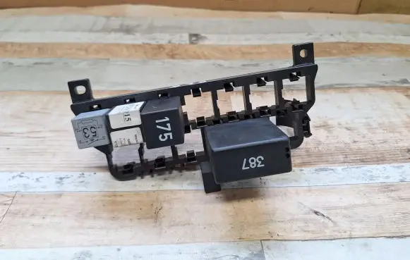 Audi A3 S3 8L Fuse module 8D0937503E 8D0937503
