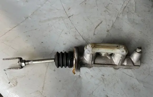 Toyota Prius (NHW20) Master brake cylinder 