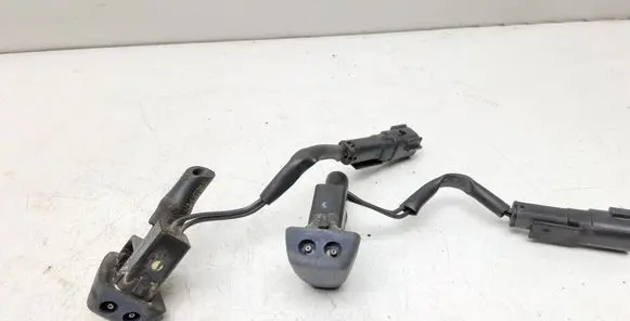Windshield washer spray nozzle