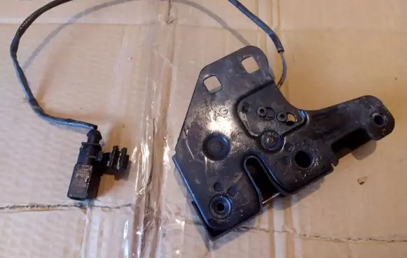 Audi A6 S6 C6 4F Tailgate lock latch 4F0823509A