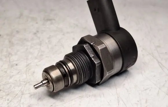 BMW X5 E53 Fuel pressure regulator 0281002481 13537805733 13537788685