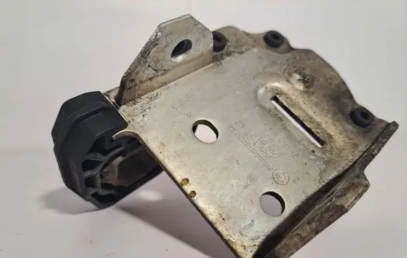 Radiator mount bracket