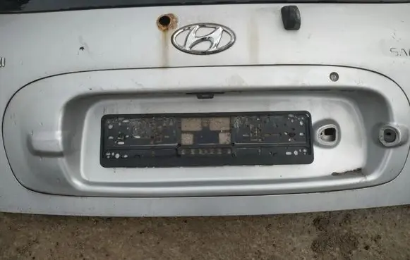 Trunk door license plate light bar