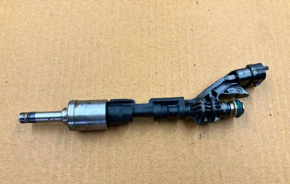 Ford Focus Fuel injector CJ5G9F593AA