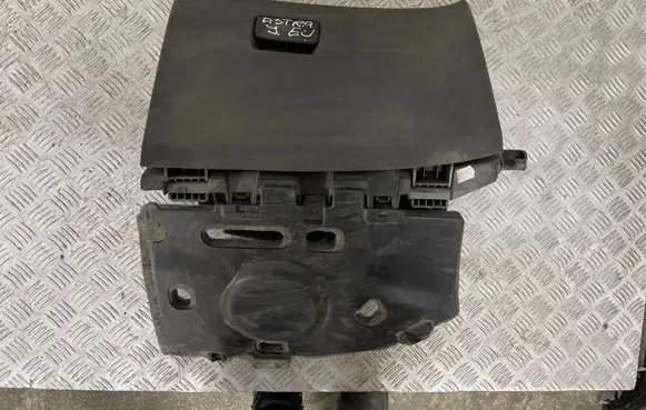 Opel Astra J Glove box