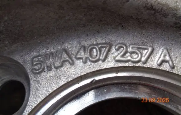 Volkswagen Golf VIII Front wheel hub spindle knuckle 5WA407258A