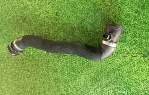 Coolant pipe/hose