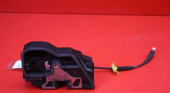 BMW X3 E83 Front door lock 7036170