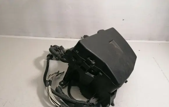 Toyota Avensis T270 Fuse module 8266205150