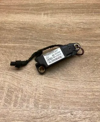 Audi A3 S3 8L Airbag deployment crash/impact sensor 8L0959643B WithPlug