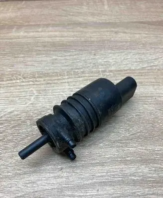 Volkswagen PASSAT B5 Headlight washer pump 1T0955651A