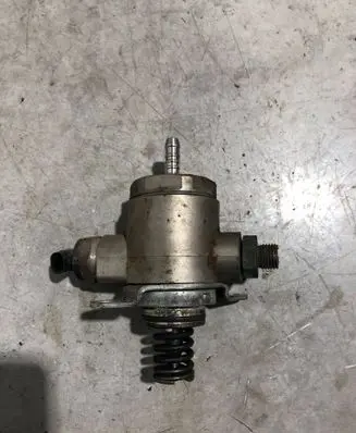 Audi A5 8T 8F Fuel injection high pressure pump 06J127025E