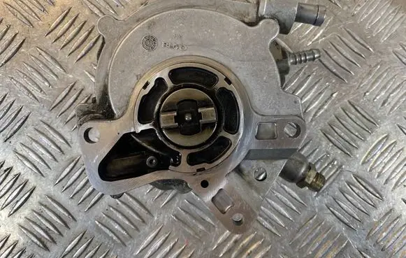 Volkswagen Touareg I Vacuum pump 070145209F V260030904
