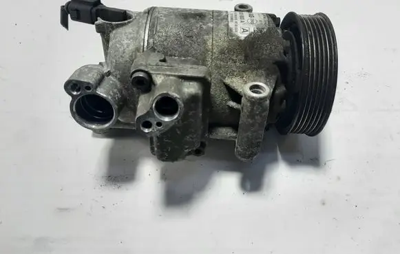 Volkswagen Jetta VI Air conditioning (A/C) compressor (pump) 5N0820803A