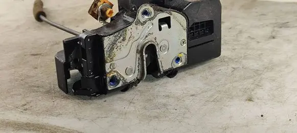 Opel Antara Front door lock