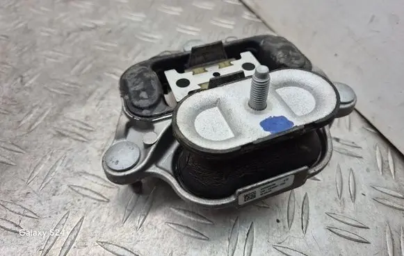 Engine mount bracket