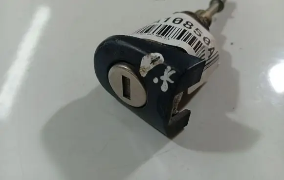 Volkswagen Golf V Front door lock (next to the handle) 