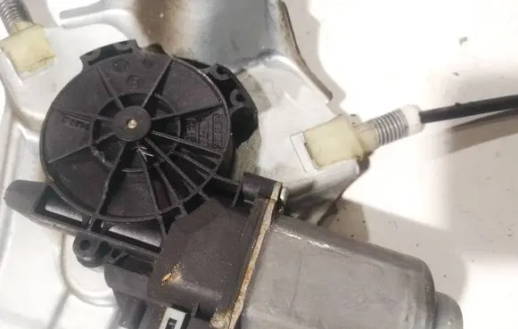 Renault Clio III Front door window regulator motor 400861