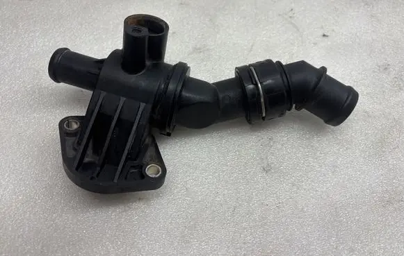 Volkswagen PASSAT B6 Thermostat/thermostat housing 1J0121619