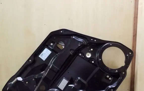 Rear window lifting mechanism without motor