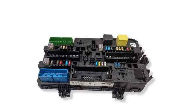 Opel Zafira B Fuse module 13206759