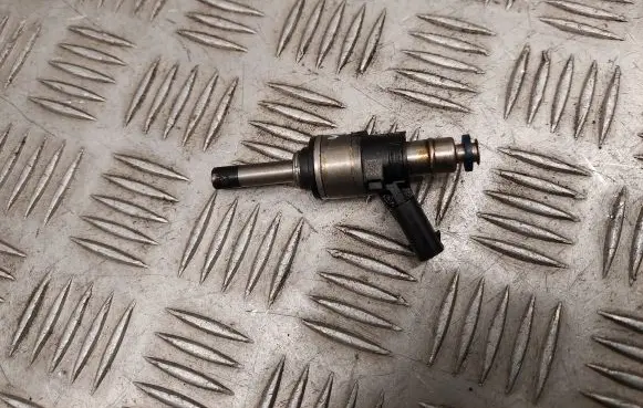 Audi Q7 4M Fuel injector 06C906036D