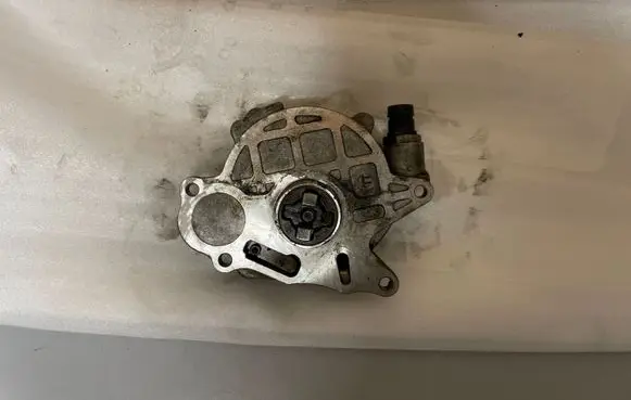 Volkswagen PASSAT B7 Vacuum pump 03L145100