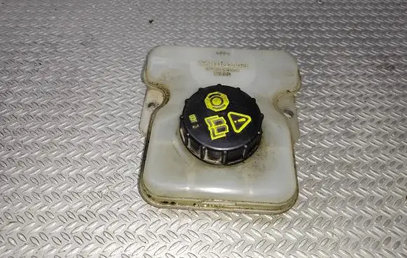 Mazda 5 Brake fluid reservoir C23643550